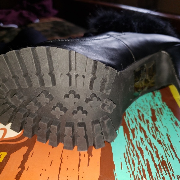 Womens heels never worn - Picture 3 of 4